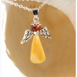 Rav Engel med store ternede vinger i vedhng med forslvet kde - Ravsmykke