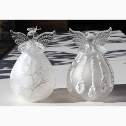 Glasengle p  (H: 12 CM) med LED lys og med trudsmykning/drbe udsmykning med ophng