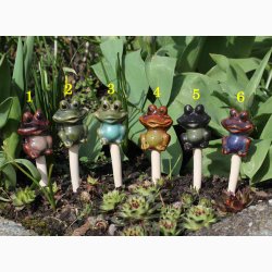 Sm frer p stick, H: ca.13 cm i keramik, vlg