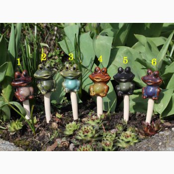 Sm frer p stick, H: ca.13 cm i keramik, vlg