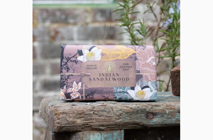 Fast h�nds�be Indian Sandalwood, Sandeltr� � 190 g | The English Soap Company