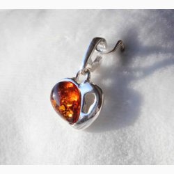 Rav i hjerteformet slv med nglehul vedhng - Ravsmykke