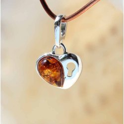 Rav i hjerteformet slv med nglehul vedhng - Ravsmykke