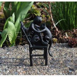 Figur dreng med kat i stbejern