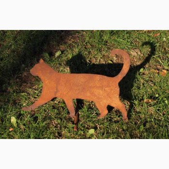 Kat som gr i jern med rustrd patina H:20 cm