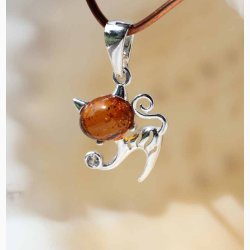 Slv kat med rav som leger i slv vedhng - Ravsmykke