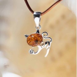Slv kat med rav som leger i slv vedhng - Ravsmykke