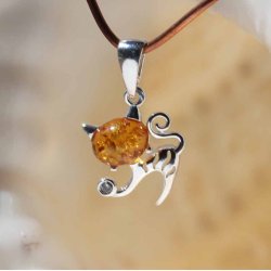 Slv kat med rav som leger i slv vedhng - Ravsmykke