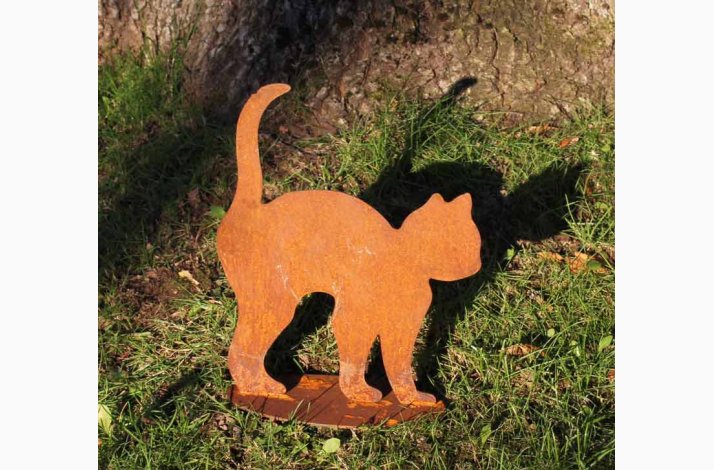 Kattekilling p plade som skyder ryg i jern med rustrd patina H:27 cm