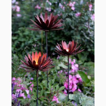 Krysantemum i jern med rustr�d patina H:114 cm, stk. pris