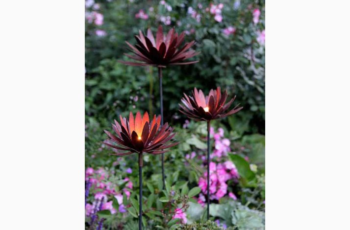 Krysantemum i jern med rustr�d patina H:114 cm, stk. pris