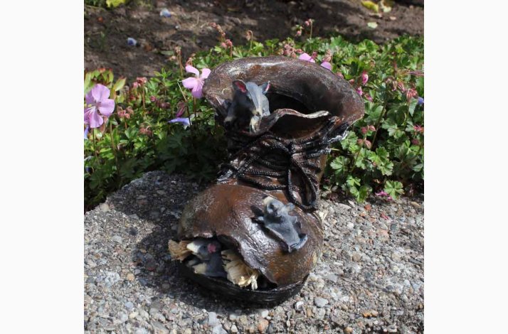 Plantesko mus forsger at kravle op af skoen i Polyresin 21 cm