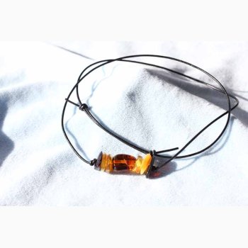 Halskde med miks ravstykker poleret i ldersnre