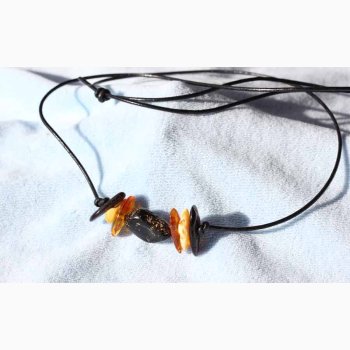 Halskde med miks ravstykker (sort i midten) i ldersnre