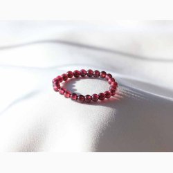 Ring med Granat (  0,3 cm perler) - (indvendig 56-58 mm) p elastik - Krystal smykker