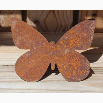 Vgkunst - En sommerfugl med udstrakte vinger ( B= ca.15 cm) i jern med rustrd patina