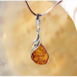 Rav tre i slvmnstret vedhng - Ravsmykke