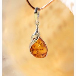 Rav tre i slvmnstret vedhng - Ravsmykke