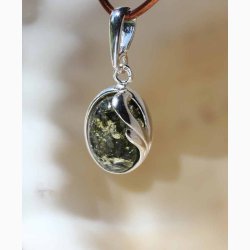 Ovalformet rav grn i slvbnd vedhng - Ravsmykke