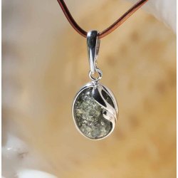 Ovalformet rav grn i slvbnd vedhng - Ravsmykke