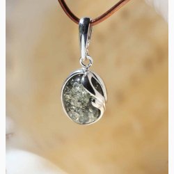 Ovalformet rav grn i slvbnd vedhng - Ravsmykke