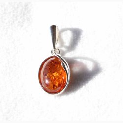 Ovalformet rav i slvbnd vedhng - Ravsmykke