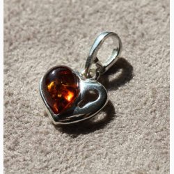 Rav i hjerteformet slv med nglehul vedhng - Ravsmykke