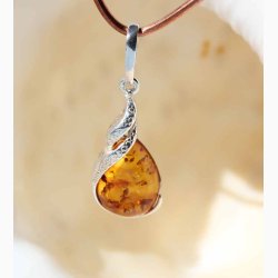 Rav tre i slvmnstret vedhng - Ravsmykke