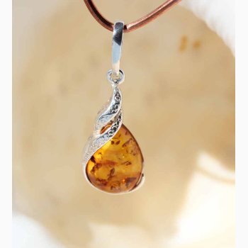 Rav tre i slvmnstret vedhng - Ravsmykke