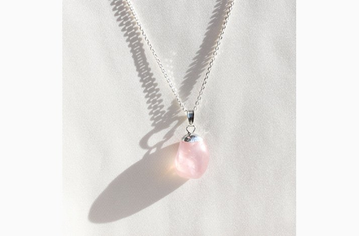 Rosakvarts med metalhtte - krystal vedhng