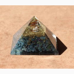 Orgonit Pyramide Rubin krystal i Kyanit 7 x 7 x 6 cm