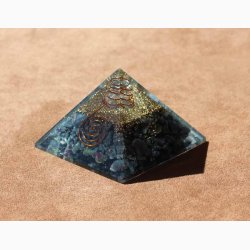 Orgonit Pyramide Rubin krystal i Kyanit 7 x 7 x 6 cm