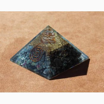 Orgonit Pyramide Rubin krystal i Kyanit 7 x 7 x 6 cm