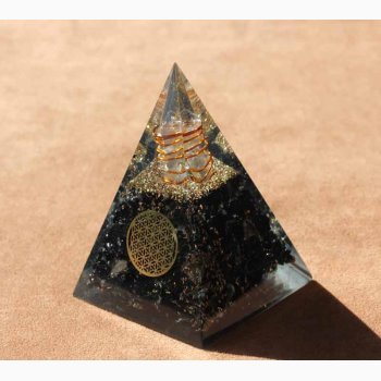 Orgonit Pyramide Sort Turmalin med livets blomst 5 x 5 x 8cm