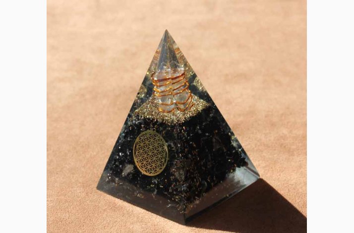 Orgonit Pyramide Sort Turmalin med livets blomst 5 x 5 x 8cm