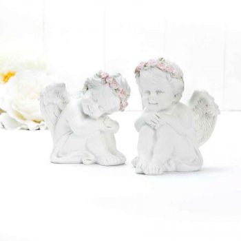 Englebarn med rosa rosenkrans som sidder ned 11*8 cm